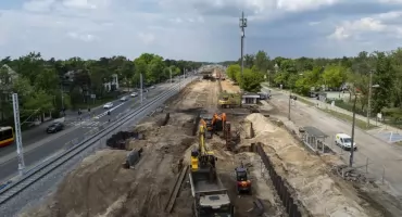 Kolejarze obiecują więcej zieleni przy linii otwockiej. Powstanie projekt nowych nasadzeń i zielonych ekranów 