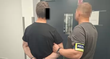 Poszukiwany recydywista zatrzymany w Otwocku. Zaatakował policjantów, miał przy sobie narkotyki