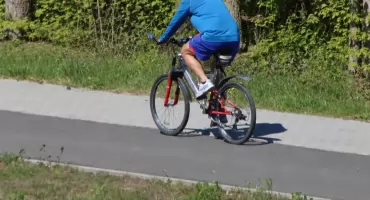 Jechał jak szalony po ścieżce rowerowej. Po zderzeniu z autem chciał uciec