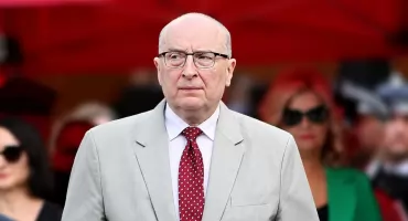 Burmistrz Józefowa z absolutorium, ale bez wotum zaufania. Rada podzielona po wielogodzinnej debacie