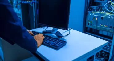 Na czym polega outsourcing IT w Warszawie i kiedy się opłaca