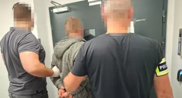 Recydywista z Otwocka w rękach policji. Zabrał monitoring, kable i portfele