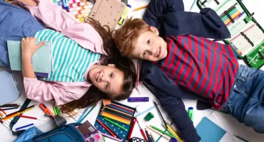 Co powinno znaleźć się w piórniku szkolnym? Lista niezbędnych przyborów geometrycznych i piśmienniczych