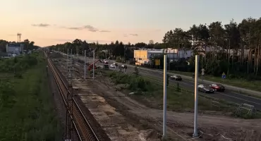 Nowa zieleń i murale wzdłuż linii kolejowej do Otwocka. PKP PLK ogłasza przetarg po protestach mieszkańców