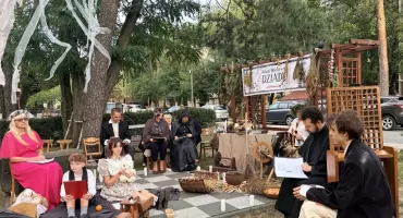 „Dziady” Mickiewicza zaczarowały widzów w Otwocku. Biblioteka zamieniła się w świat duchów