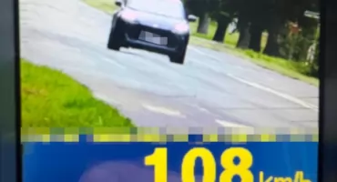 Mandat 1500 zł za rajd przy szkole. Kierowca pędził 108 km/h