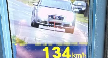 134 km/h przy szkole w Ostrowie. Kierowca audi stracił prawo jazdy
