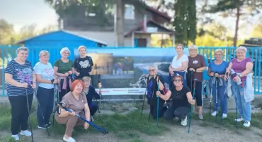 Seniorzy z Nadbrzeża z kijkami nad Wisłą. Jesienne spacery pod Karczewem