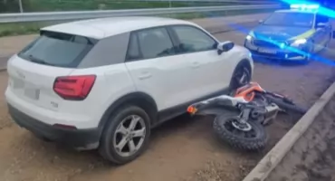 Nastolatkowie na motocyklach zderzyli się z audi. Żaden nie miał uprawnień