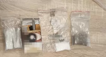 Nerwowe zachowanie zdradziło kierowcę i pasażera. Policja znalazła amfetaminę i marihuanę